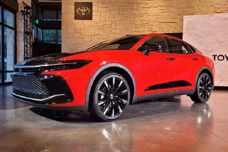 Đó là nhờ vào thiết kế của chiếc Toyota Crown 2023 phiên bản Mỹ mang phong cách crossover gầm cao, có khoảng sáng gầm lớn và vị trí đặt ghế ngồi cách xa khỏi mặt đất đã tạo nên sự thuận tiện và thoải mái hơn hẳn so với các dòng xe gầm thấp.