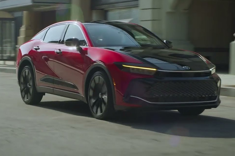 Làm đạo diễn cho đoạn video quảng cáo "Reunion" là Rachel McDonald, người cũng từng tạo nên các chiến dịch khá thành công cho BMW và Ford tại thị trường Mỹ.