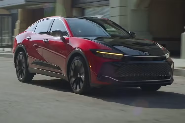 Làm đạo diễn cho đoạn video quảng cáo "Reunion" là Rachel McDonald, người cũng từng tạo nên các chiến dịch khá thành công cho BMW và Ford tại thị trường Mỹ.