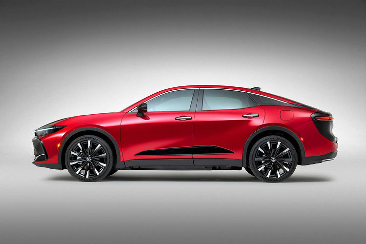 Khi đến bữa tiệc, người phụ nữ bước xuống xe và được nhân viên phục vụ chào đón cũng như ngỏ ý sẽ lái xe đi cất hộ, chẳng khác gì cách đối đãi với người đang sở hữu một chiếc xe hạng sang!