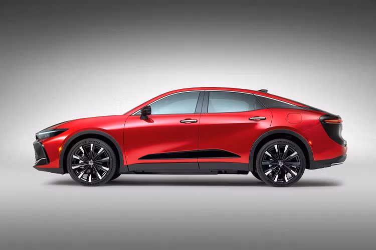 Khi đến bữa tiệc, người phụ nữ bước xuống xe và được nhân viên phục vụ chào đón cũng như ngỏ ý sẽ lái xe đi cất hộ, chẳng khác gì cách đối đãi với người đang sở hữu một chiếc xe hạng sang!