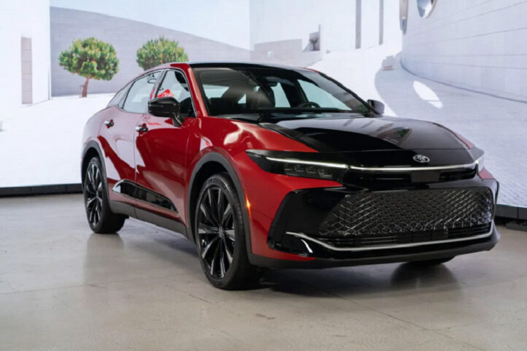 Việc chọn nhân vật chính trong clip quảng cáo là nữ giới trong bộ đầm dạ tiệc cũng là chủ ý của đội ngũ thực hiện. Như có thể thấy, người này bước ra khỏi xe một cách ung dung, tự nhiên và vô cùng dễ dàng, không gặp bất cứ phiền toái nào từ bộ trang phục đang mặc.