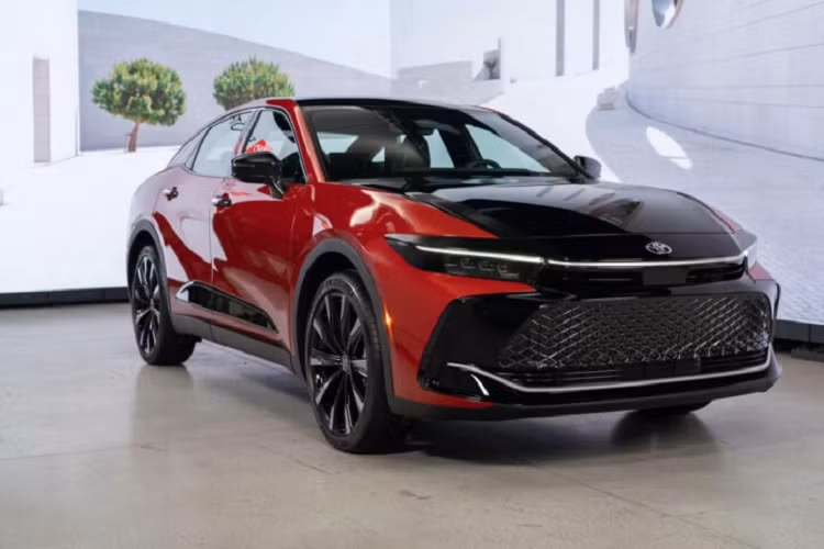 Việc chọn nhân vật chính trong clip quảng cáo là nữ giới trong bộ đầm dạ tiệc cũng là chủ ý của đội ngũ thực hiện. Như có thể thấy, người này bước ra khỏi xe một cách ung dung, tự nhiên và vô cùng dễ dàng, không gặp bất cứ phiền toái nào từ bộ trang phục đang mặc.