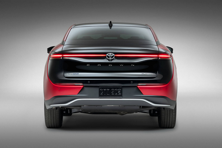 Xe có nhiều lựa chọn về hệ truyền động, trong đó cao cấp nhất là Hybrid Max kết hợp động cơ xăng tăng áp 2.4L với mô-tơ điện gắn ở trục sau, có tổng công suất 340 mã lực (254 kW) và mô-men xoắn 544 Nm.