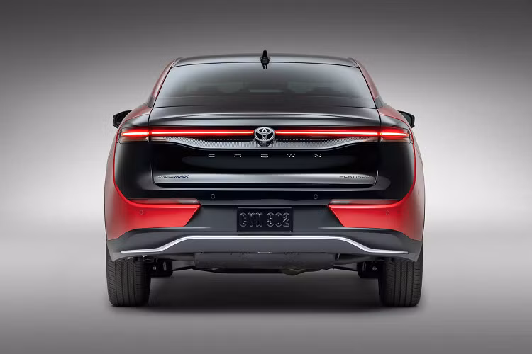 Xe có nhiều lựa chọn về hệ truyền động, trong đó cao cấp nhất là Hybrid Max kết hợp động cơ xăng tăng áp 2.4L với mô-tơ điện gắn ở trục sau, có tổng công suất 340 mã lực (254 kW) và mô-men xoắn 544 Nm.