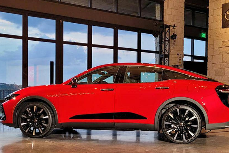 Bà Lisa Materazzo, phó chủ tịch bộ phận Tiếp thị của Toyota Motor Bắc Mỹ cho biết: “Says So Much được tạo ra để tôn vinh những người luôn cố gắng đạt được mục tiêu trong đời họ. Khách hàng quan tâm đến chiếc Crown hoàn toàn mới sẽ muốn được sở hữu một chiếc xe mà họ có thể tự hào vì đó là thành tựu mà họ xứng đáng nhận được. Chiến dịch quảng cáo của chúng tôi thể hiện rõ tính chất năng động của chiếc xe này và sẽ giúp chủ nhân nổi bật trong đám đông.”