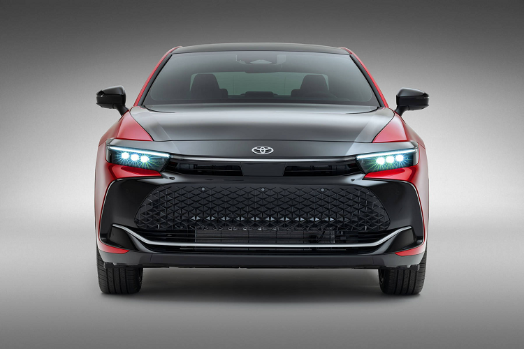 Rõ ràng ở đây, Toyota và agency quảng cáo của họ đã nắm bắt được một tâm lý khá phổ biến là sự khát khao được xuất hiện tại một buổi họp lớp theo cách hoành tráng, với dáng vẻ thành đạt và sẵn sàng gây bất ngờ cho các bạn học cũ.