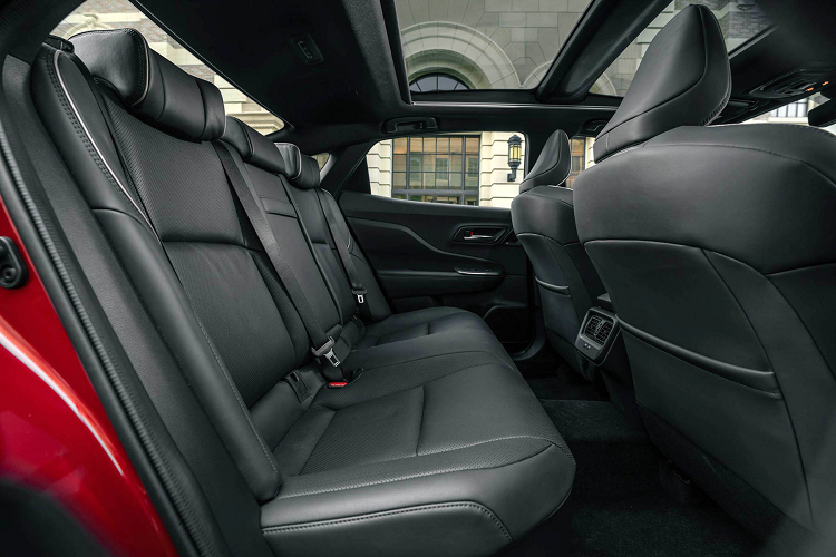 Khác với trước đây, xe được phát triển thêm 3 phiên bản gầm cao bên cạnh bản sedan gầm thấp truyền thống và một trong số đó chính là bản crossover hiện đang có tại Mỹ.