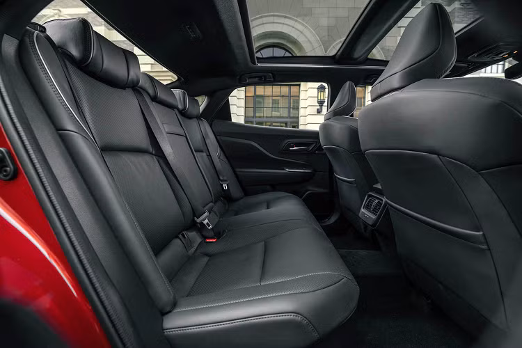 Khác với trước đây, xe được phát triển thêm 3 phiên bản gầm cao bên cạnh bản sedan gầm thấp truyền thống và một trong số đó chính là bản crossover hiện đang có tại Mỹ.