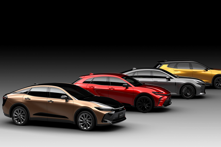 Ngoài ra xe còn có 2 cấu hình thấp hơn là XLE giá 40.000 USD (938 triệu đồng) và Limited giá 45.500 USD (1,06 tỷ đồng). Chiến dịch Toyota Crown "Says So much" đang được phát sóng cả trên TV và các dịch vụ trực tuyến thuộc nhiều nền tảng kỹ thuật số khác nhau.