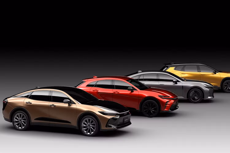 Ngoài ra xe còn có 2 cấu hình thấp hơn là XLE giá 40.000 USD (938 triệu đồng) và Limited giá 45.500 USD (1,06 tỷ đồng). Chiến dịch Toyota Crown "Says So much" đang được phát sóng cả trên TV và các dịch vụ trực tuyến thuộc nhiều nền tảng kỹ thuật số khác nhau.