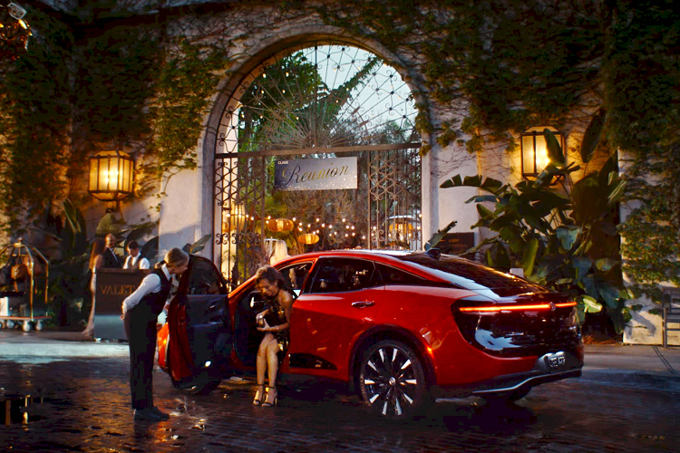 Cảnh quay cho thấy lướt qua tấm thiệp mời đi dự họp lớp, giúp khán giả dễ dàng nắm bắt hướng đi của câu chuyện. Tiếp đến là khoảnh khắc mà những người đam mê xe hơi có thể liên tưởng vì sự gần gũi với đời thực.