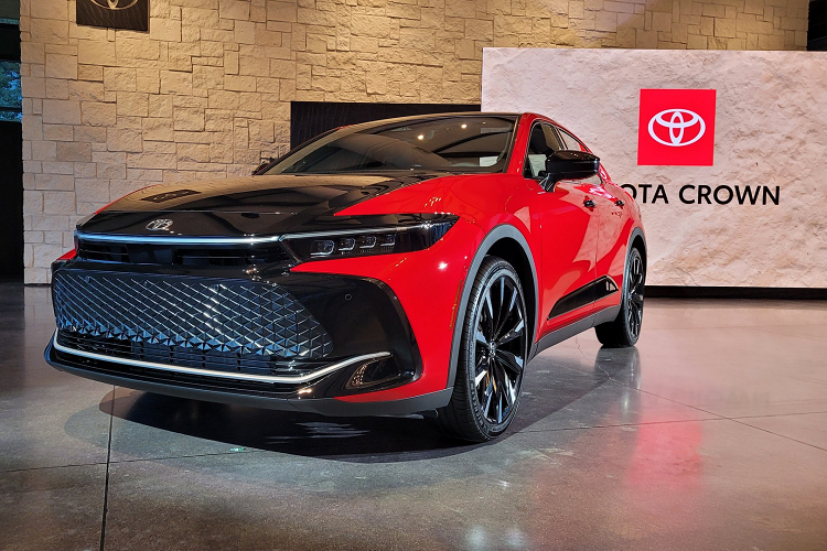 Chiếc xe được sử dụng trong đoạn video quảng cáo "Reunion" là cấu hình Platinum cao cấp, trang bị sẵn hệ thống treo biến thiên thích ứng, lớp sơn hai tông màu độc đáo và bộ mâm 21 inch kích thước lớn. Kiểu dáng táo bạo giúp chiếc xe nổi bật giữa đám đông, mâm lớn đồ sộ được kết hợp gọn gàng với hình bóng uyển chuyển và các tùy chọn màu sơn độc đáo hoàn thiện vẻ ngoài.