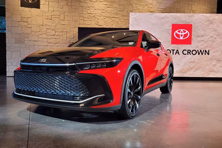 Chiếc xe được sử dụng trong đoạn video quảng cáo "Reunion" là cấu hình Platinum cao cấp, trang bị sẵn hệ thống treo biến thiên thích ứng, lớp sơn hai tông màu độc đáo và bộ mâm 21 inch kích thước lớn. Kiểu dáng táo bạo giúp chiếc xe nổi bật giữa đám đông, mâm lớn đồ sộ được kết hợp gọn gàng với hình bóng uyển chuyển và các tùy chọn màu sơn độc đáo hoàn thiện vẻ ngoài.