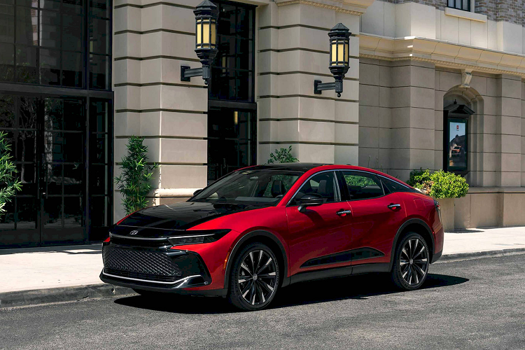 Nhân vật chính lái xe đi ngang qua tòa nhà có cửa kính phản chiếu như tấm gương, thấy được hình ảnh của mình và chiếc xe trong đó, rồi mỉm cười như thể đang hết sức hài lòng với cuộc sống hiện tại.