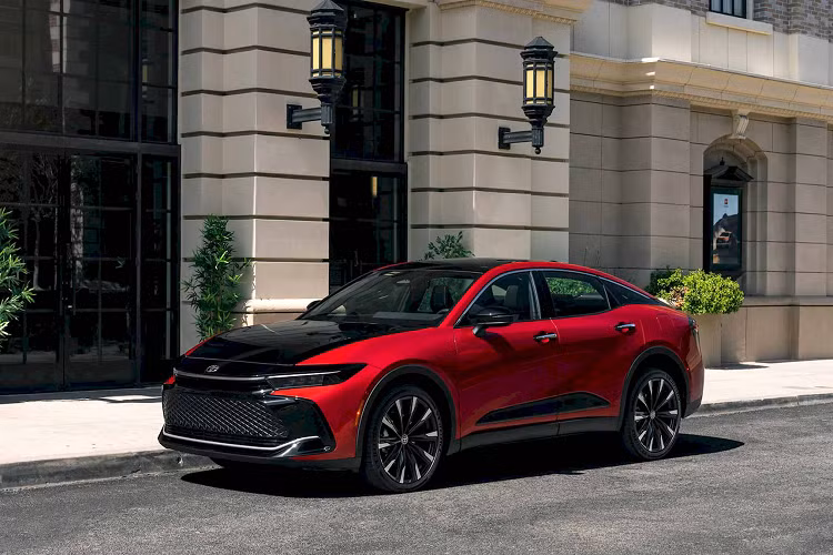 Nhân vật chính lái xe đi ngang qua tòa nhà có cửa kính phản chiếu như tấm gương, thấy được hình ảnh của mình và chiếc xe trong đó, rồi mỉm cười như thể đang hết sức hài lòng với cuộc sống hiện tại.