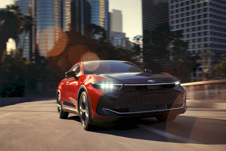 Như có thể thấy, tâm điểm của chiến dịch quảng cáo lần này là đoạn video "Reunion" kể về buổi họp lớp của một người phụ nữ với các bạn học cũ sau nhiều năm xa cách. Người này cầm lái chiếc Toyota Crown 2023 với vẻ tràn đầy tự tin, trong lúc giai điệu của ca khúc "Watch Me Stand Out" do Club Yoko thể hiện được sử dụng để làm nền.