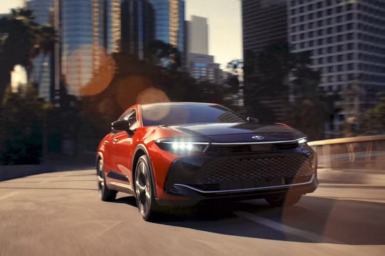 Như có thể thấy, tâm điểm của chiến dịch quảng cáo lần này là đoạn video "Reunion" kể về buổi họp lớp của một người phụ nữ với các bạn học cũ sau nhiều năm xa cách. Người này cầm lái chiếc Toyota Crown 2023 với vẻ tràn đầy tự tin, trong lúc giai điệu của ca khúc "Watch Me Stand Out" do Club Yoko thể hiện được sử dụng để làm nền.