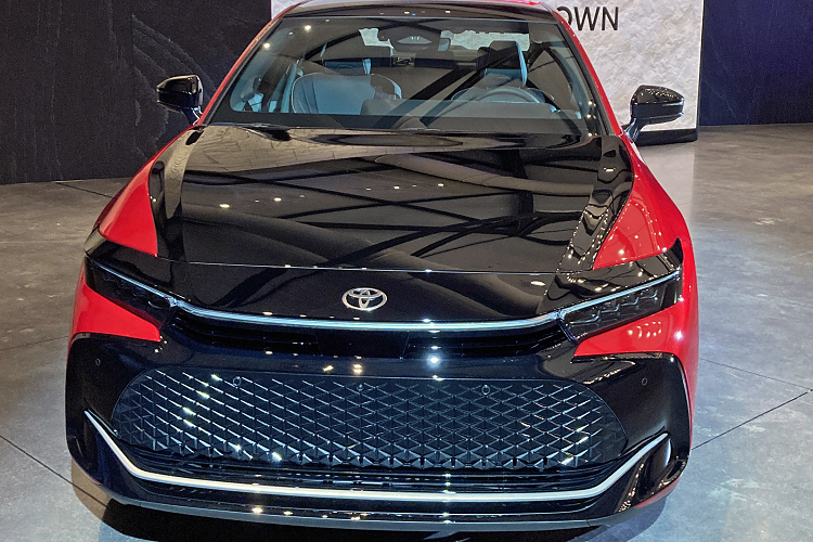 Hiện mức giá xe Toyota Crown 2023 tại Mỹ cấu hình Platinum có mức khởi điểm từ 52.000 USD (tương đương 1,22 tỷ đồng).