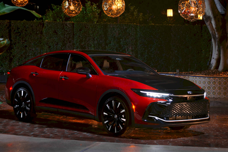 Đối với các hãng xe, để kết nối được với khách hàng của mình thì một trong những cách thường được dùng nhất là tạo ra các chiến dịch quảng cáo có sức ảnh hưởng lớn. Một quảng cáo tốt có thể đồng thời phản ánh được các giá trị mà hãng xe muốn truyền tải, cũng như gợi lên cảm xúc tích cực từ phía người tiêu dùng và Toyota Crown 2023 mới là một ví dụ.