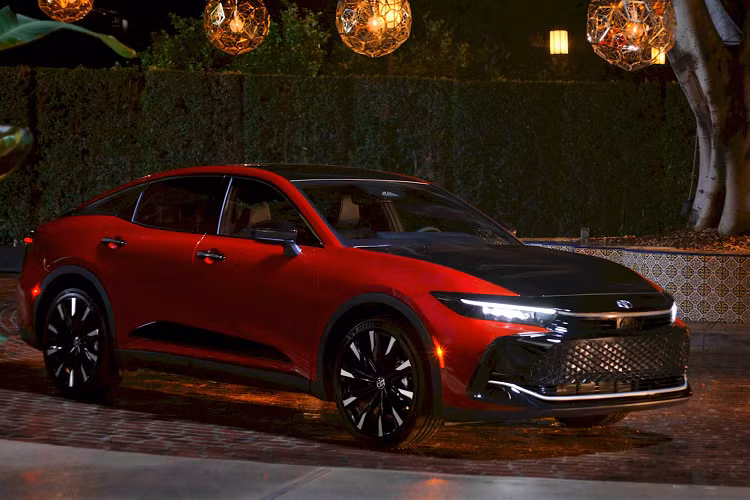 Đối với các hãng xe, để kết nối được với khách hàng của mình thì một trong những cách thường được dùng nhất là tạo ra các chiến dịch quảng cáo có sức ảnh hưởng lớn. Một quảng cáo tốt có thể đồng thời phản ánh được các giá trị mà hãng xe muốn truyền tải, cũng như gợi lên cảm xúc tích cực từ phía người tiêu dùng và Toyota Crown 2023 mới là một ví dụ.