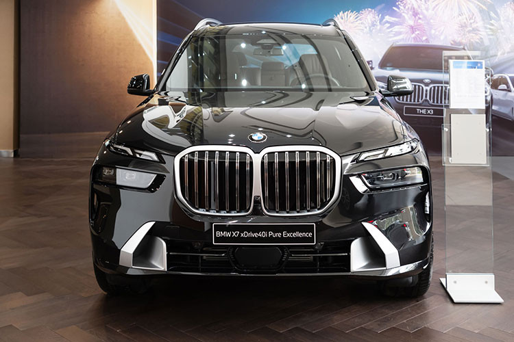 Theo kế hoạch, mẫu SUV hạng sang BMW X7 phiên bản nâng cấp giữa vòng đời sẽ chính thức ra mắt Việt Nam trong tháng 4/2023 này. Trước thời điểm đó, những chiếc BMW X7 2023 mới đã được đưa về đại lý chính hãng để trưng bày.