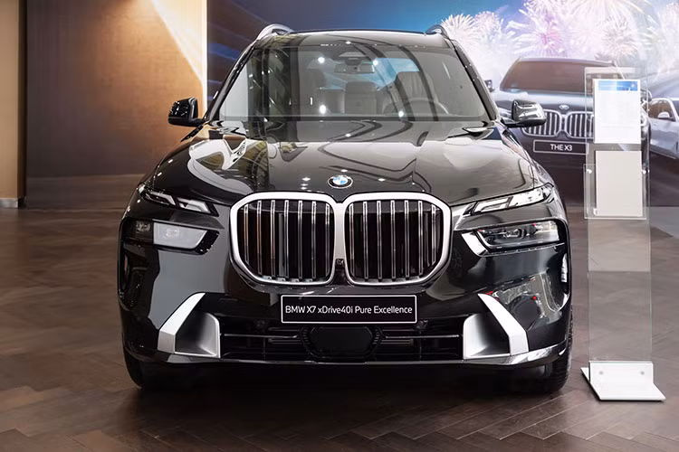 Theo kế hoạch, mẫu SUV hạng sang BMW X7 phiên bản nâng cấp giữa vòng đời sẽ chính thức ra mắt Việt Nam trong tháng 4/2023 này. Trước thời điểm đó, những chiếc BMW X7 2023 mới đã được đưa về đại lý chính hãng để trưng bày.