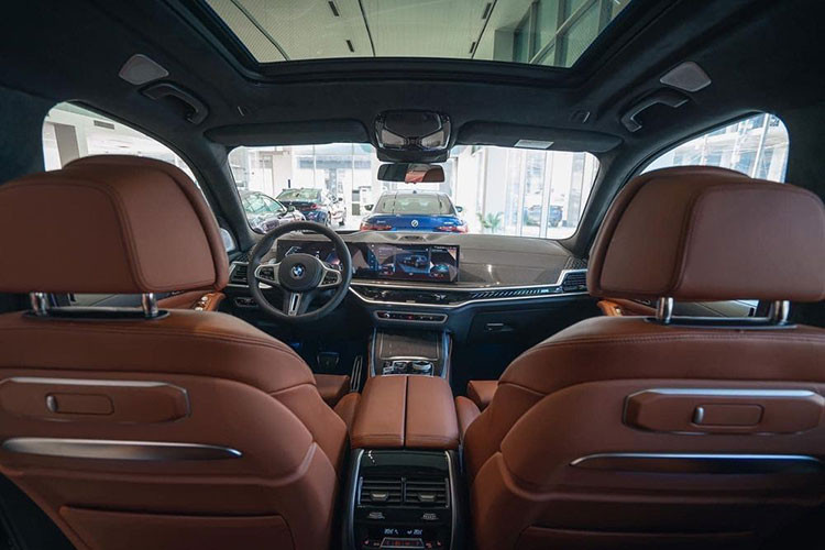 Tại Việt Nam. mẫu xe SUV BMW X7 2023 dự kiến sẽ dùng động cơ xăng 6 xi-lanh thẳng hàng, dung tích 3.0L, sản sinh công suất tối đa 375 mã lực và mô-men xoắn cực đại 519 Nm. 