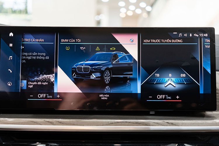 Cụ thể màn hình kép trải dài trên bảng taplo bao gồm cụm đồng hồ 12,3 inch và màn hình trung tâm cảm ứng 14,9 inch. Ở khu vực điều khiển, cần số truyền thống được loại bỏ và thay thế bằng lẫy gạt chuyển số.