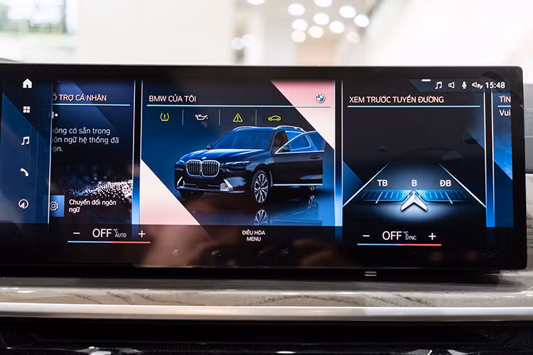 Cụ thể màn hình kép trải dài trên bảng taplo bao gồm cụm đồng hồ 12,3 inch và màn hình trung tâm cảm ứng 14,9 inch. Ở khu vực điều khiển, cần số truyền thống được loại bỏ và thay thế bằng lẫy gạt chuyển số.