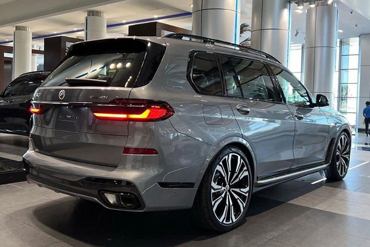 Trang bị tiêu chuẩn trên bản BMW X7 2023 là hệ thống lái chủ động IAS (Integral Active Steering) và kiểm soát độ ổn định động ARS (Active Roll Stabilization). Trong khi đó, IAS là tùy chọn trên phiên bản XDrive40i khi là một phần của gói trang bị Dynamic Handling. 