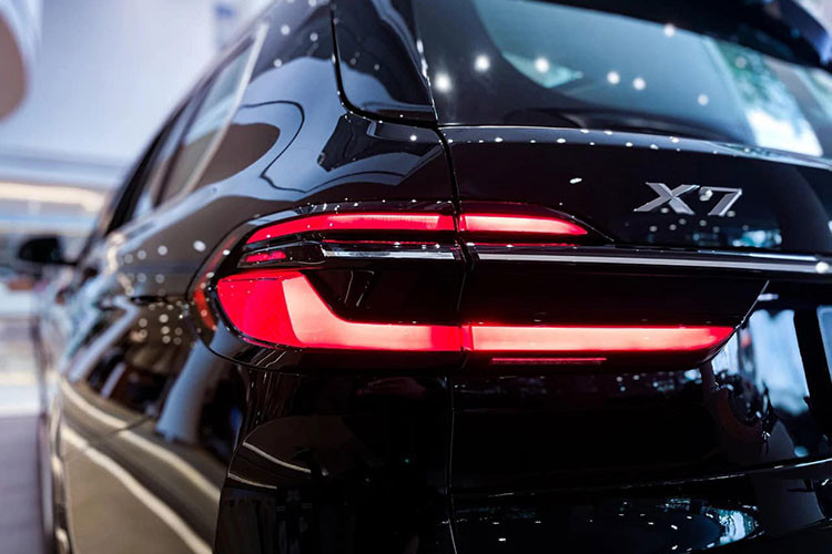 BMW X7 2023 tại Việt Nam được nâng cấp cả về thiết kế lẫn trang bị. Cụ thể, xe được trang bị lưới tản nhiệt hình quả thận đôi cỡ lớn và hệ thống đèn 2 tầng trên đầu xe, tương tự 7-Series thế hệ mới. Dải đèn LED định vị ban ngày kiêm đèn báo rẽ của xe có thiết hình chữ "L" khá mỏng, đặt phía trên, sát với nắp ca-pô và đèn pha LED nằm bên dưới.