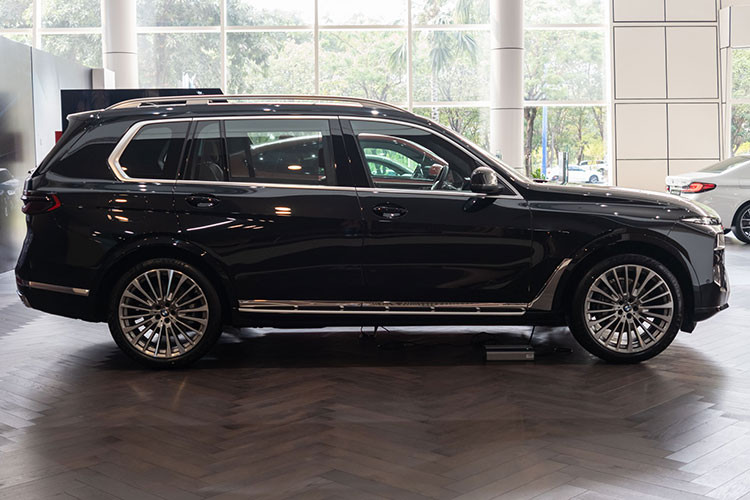 Chiếc BMW X7 2023 được trưng bày tại đại lý thuộc phiên bản xDrive40i M Sport. Ngoài ra, mẫu SUV hạng sang này còn có một phiên bản nữa là Pure Excellence. Giá xe BMW X7 2023 dự kiến cho 2 phiên bản này lần lượt là 6,299 tỷ và 7,399 tỷ đồng. Nếu giá bán này là đúng thì BMW X7 2023 sẽ tăng giá so với phiên bản cũ.