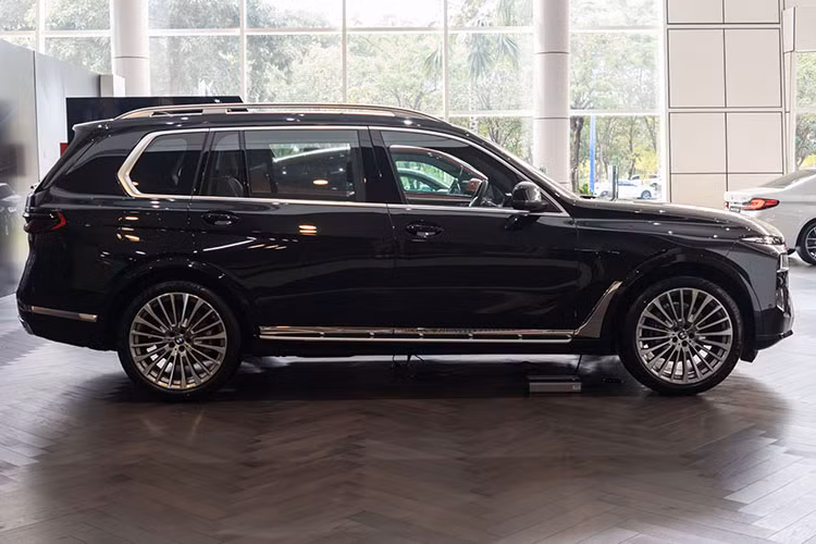 Chiếc BMW X7 2023 được trưng bày tại đại lý thuộc phiên bản xDrive40i M Sport. Ngoài ra, mẫu SUV hạng sang này còn có một phiên bản nữa là Pure Excellence. Giá xe BMW X7 2023 dự kiến cho 2 phiên bản này lần lượt là 6,299 tỷ và 7,399 tỷ đồng. Nếu giá bán này là đúng thì BMW X7 2023 sẽ tăng giá so với phiên bản cũ.