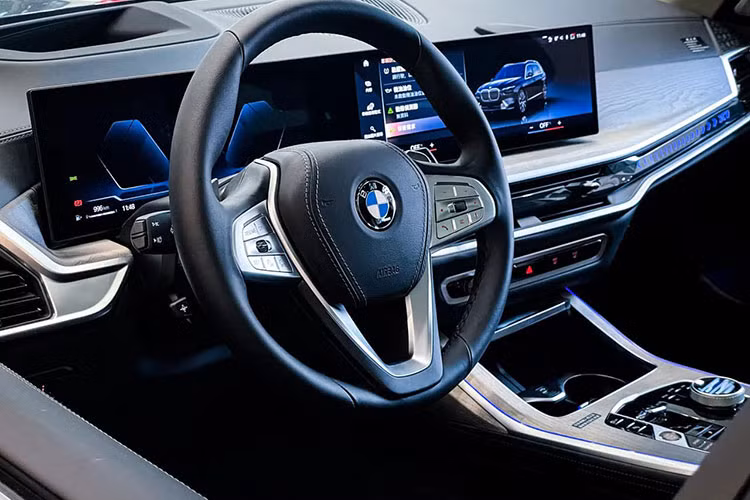 Theo một số nguồn tin, mẫu xe SUV BMW X7 2023 tại Việt Nam sẽ chỉ được trang bị nội thất 7 chỗ. Bên trong xe, mẫu SUV hạng sang này sở hữu điểm nhấn là màn hình cong cỡ lớn, đặt nổi trên mặt táp-lô.