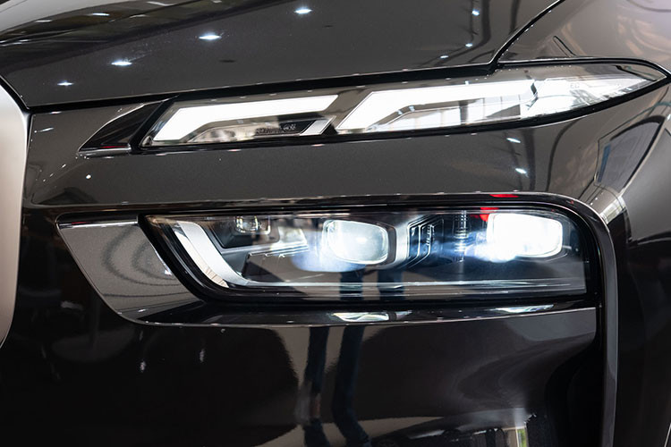 Hiện mẫu SUV hạng sang này đang được phân phối tại Việt Nam với 2 phiên bản xDrive40i M Sport và xDrive40i Pure Excellence với giá lần lượt 6,099 tỷ và 7,299 tỷ đồng. Tuy nhiên, BMW X7 2023 có giá rẻ hơn Lexus LX 600. Vào hồi đầu tháng 4/2023, Lexus LX 600 đã tăng giá lên 8,5 - 9,61 tỷ đồng cho 3 phiên bản.