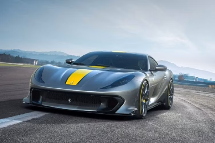 Còn phần đầu xe có nắp khoang động cơ mới với việc không chỉ có màu sơn mà còn được trang trí 1 dải đề-can màu nổi nằm ở chính giữa cùng tấm ốp sợi carbon nằm trên cao, tiếp đến là cản trước thiết kế mới, có thêm 2 hốc hút gió lớn và cánh lướt gió, cuối cùng là bộ mâm mới, siêu nhẹ.