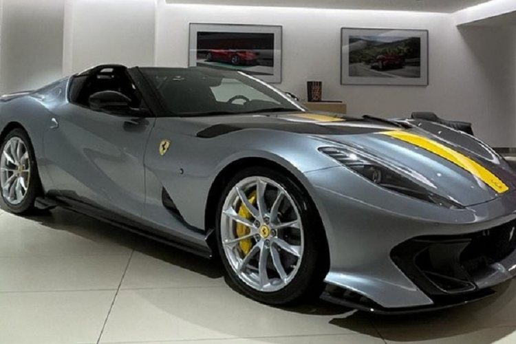 Sức mạnh động cơ được truyền tới bánh thông qua hộp số tự động ly hợp kép 7 cấp, nhờ đó, siêu xe Ferrari 812 Competizione có thể tăng tốc từ vị trí xuất phát lên 100 km/h chỉ trong thời gian 2,85 giây và 0-200 km/h trong 7,5 giây. Tốc độ tối đa của Ferrari 812 Competizione vẫn được duy trì ở 340 km/h.