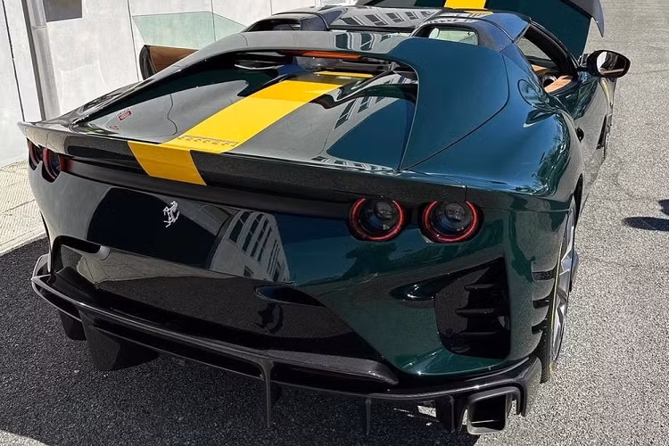 Người này cho biết việc này đã diễn ra được 6 tháng và nhiều khả năng xe sẽ lộ diện ngay cuối năm nay nếu mọi thứ đều trơn tru. Hiện tại, dù các đại gia Việt đã sở hữu trên 45 chiếc xe Ferrari nhưng chưa có phiên bản nào được giới hạn toàn cầu, do Ferrari công bố, dưới 1.000 chiếc.