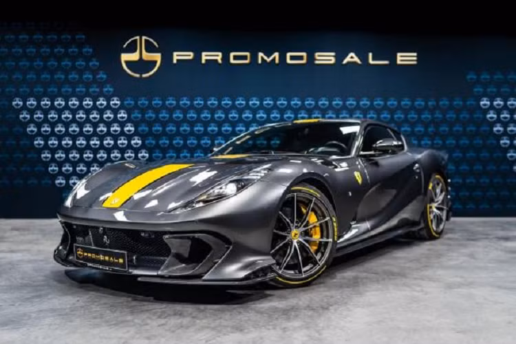 Với những thay đổi kể trên, Ferrari 812 Competizione có lực ép xuống mặt đường tăng khoảng 25% so với 812 Superfast. Trong khi đó, nội thất của siêu xe này gần như không thay đổi so với Ferrari 812 Superfast trừ các dấu hiệu nhận biết của 1 phiên bản giới hạn.