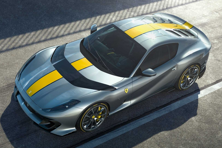 So với bản tiêu chuẩn đã có 2 xe tại Việt Nam lăn bánh, Ferrari 812 Competizione có sự khác biệt dễ nhận ra nhất ở việc xe không có kính sau mà thay bằng tấm ốp hoàn toàn bằng nhôm, tích hợp khe gió, bên dưới nữa là bộ khuếch tán gió mở rộng đến hết bề ngang của đuôi xe và 2 ống xả hình chữ nhật thay vì tròn như Ferrari 812 Superfast.
