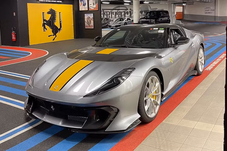 Giá khởi điểm của xe Ferrari 812 Competizione được hãng siêu xe Ý công bố là 601.570 đô la (tương đương 14 tỷ đồng), nếu về Việt Nam, giá lăn bánh của xe không thể thấp hơn 35 tỷ đồng