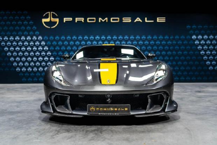 Điểm thay đổi của Ferrari 812 Competizione còn nằm ở khối động cơ xăng V12, hút khí tự nhiên, dung tích 6.5 lít, sản sinh công suất tối đa 818 mã lực, tăng 30 mã lực so với xe tiêu chuẩn tại tua máy 9.250 vòng/phút và mô-men xoắn cực đại 692 Nm tại tua máy 7.000 vòng/phút.