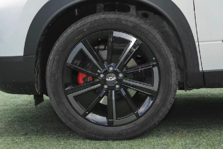 Hộp số trông khá tinh tế và có các nút chức năng cho hệ thống đa phương tiện ở phía sau. Đồng thời, chiếc xe cũng bổ sung thiết kế hoa văn kim cương cho ghế.