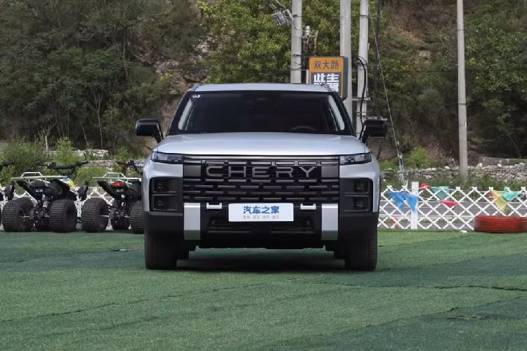 Cách đây ít ngày, Chery đã công bố về việc ra mắt dòng xe SUV mới mang tên gọi Exploration 06 tại Trung Quốc, sẽ đổi tên Jaecoo 7 khi được bán ra nước ngoài, bao gồm cả thị trường Việt Nam, với thời gian dự kiến vào cuối năm này. Được biết, Chery Jaecoo 7 2023 mới ra mắt tại Trung Quốc là bản máy xăng, bản PHEV của xe cũng sẽ sớm ra mắt.