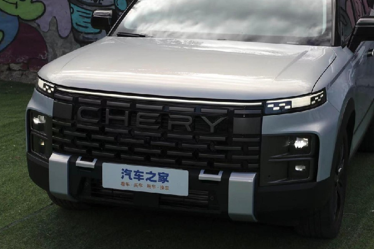 Chiếc xe SUV Chery Jaecoo 7 sử dụng cụm đèn pha tách rời, đuôi xe sử dụng đèn hậu kiểu xuyên suốt, có thiết kế giống cờ ca rô của xe đua rất độc đáo. Về kích thước thân xe, chiều dài, rộng và cao của xe lần lượt là 4.538/1.898/1.680 mm, chiều dài cơ sở 2.672 mm.