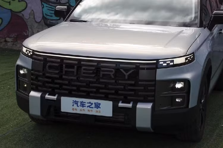 Chiếc xe SUV Chery Jaecoo 7 sử dụng cụm đèn pha tách rời, đuôi xe sử dụng đèn hậu kiểu xuyên suốt, có thiết kế giống cờ ca rô của xe đua rất độc đáo. Về kích thước thân xe, chiều dài, rộng và cao của xe lần lượt là 4.538/1.898/1.680 mm, chiều dài cơ sở 2.672 mm.