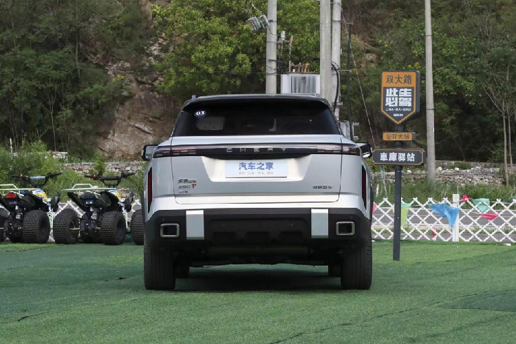 Về ngoại hình, Chery Jaecoo 7 phiên bản xăng có thiết kế ngoại thất cứng cáp, điểm nhấn của xe chính là lưới tản nhiệt khổng lồ, với các nan được tạo hình như chi tiết tổ ong để tô điểm, cùng với logo chữ Chery ở giữa, ngoài ra, còn có đèn chạy ban ngày hẹp ở cả hai bên, mang đến khả năng nhận dạng tổng thể cao.