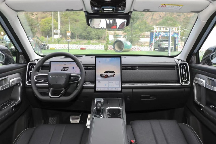 Về sức mạnh, chiếc xe SUV Chery Jaecoo 7 mới ra mắt được trang bị động cơ Kunpeng 1.6TGDI đi kèm hộp số 7 cấp, sản sinh ra công suất tối đa 197 mã lực và mô-men xoắn cực đại 290 Nm.