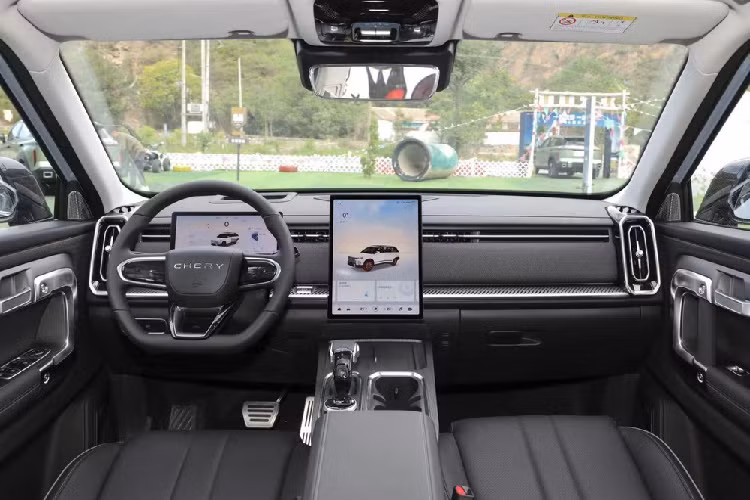 Về sức mạnh, chiếc xe SUV Chery Jaecoo 7 mới ra mắt được trang bị động cơ Kunpeng 1.6TGDI đi kèm hộp số 7 cấp, sản sinh ra công suất tối đa 197 mã lực và mô-men xoắn cực đại 290 Nm.